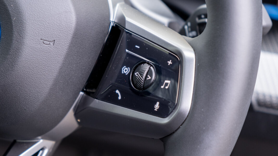 BMW i5 Touring steering buttons