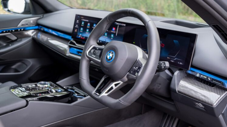 BMW i5 Touring steering wheel